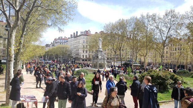 La place Lyautey se remplit peu à peu aux environs de 13h40 pour la manifestation du 13 avril contre la réforme des retraites. ©PL/Rue89Lyon