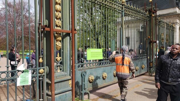 Des badauds et quelques touristes observent à la manifestation du 13 avril contre la réforme des retraites depuis le parc de la Tête d'Or. ©PL/Rue89Lyon