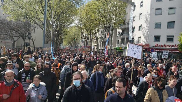 La manifestation du 13 avril contre la réforme des retraites arrive à Charpennes. ©PL/Rue89Lyon