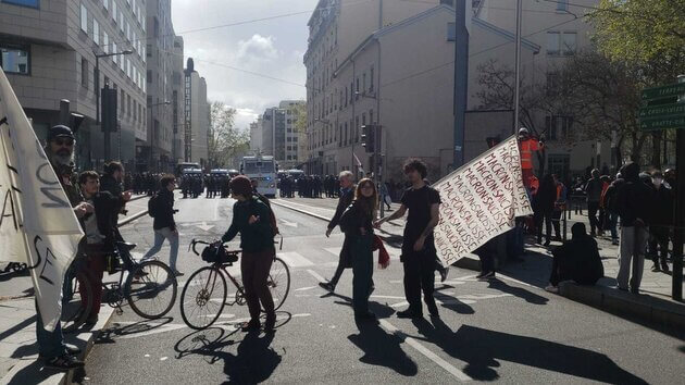 Les forces de l'ordre ont replacé leur canon à eau devant la place à la manifestation du 13 avril contre la réforme des retraites. ©PL/Rue89Lyon