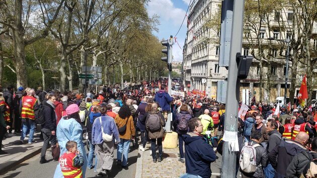 Le cortège s'élance pour la manifestation du 13 avril contre la réforme des retraites. ©PL/Rue89Lyon