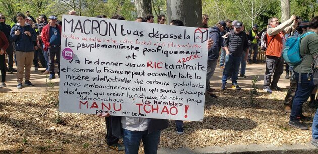 Pascal, caché derrière sa pancarte, lors de la manifestation du 13 avril contre la réforme des retraites. ©PL/Rue89Lyon