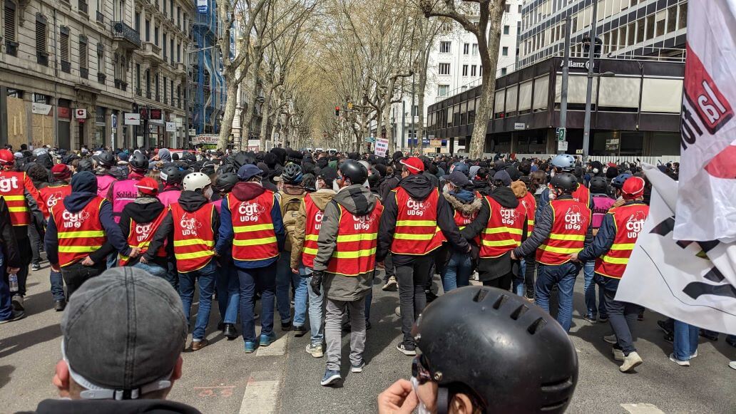 Le service d'ordre des syndicats, placé en arc de cercle hermétique devant la banderole de l'intersyndicale marquait une rupture nette entre le bloc et le reste de la manifestation. LS/Rue89Lyon