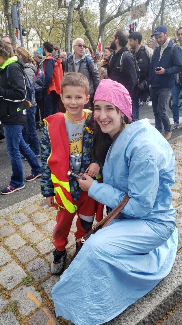 Sarah et son fils lors de la manifestation du 13 avril contre la réforme des retraites. ©PL/Rue89Lyon