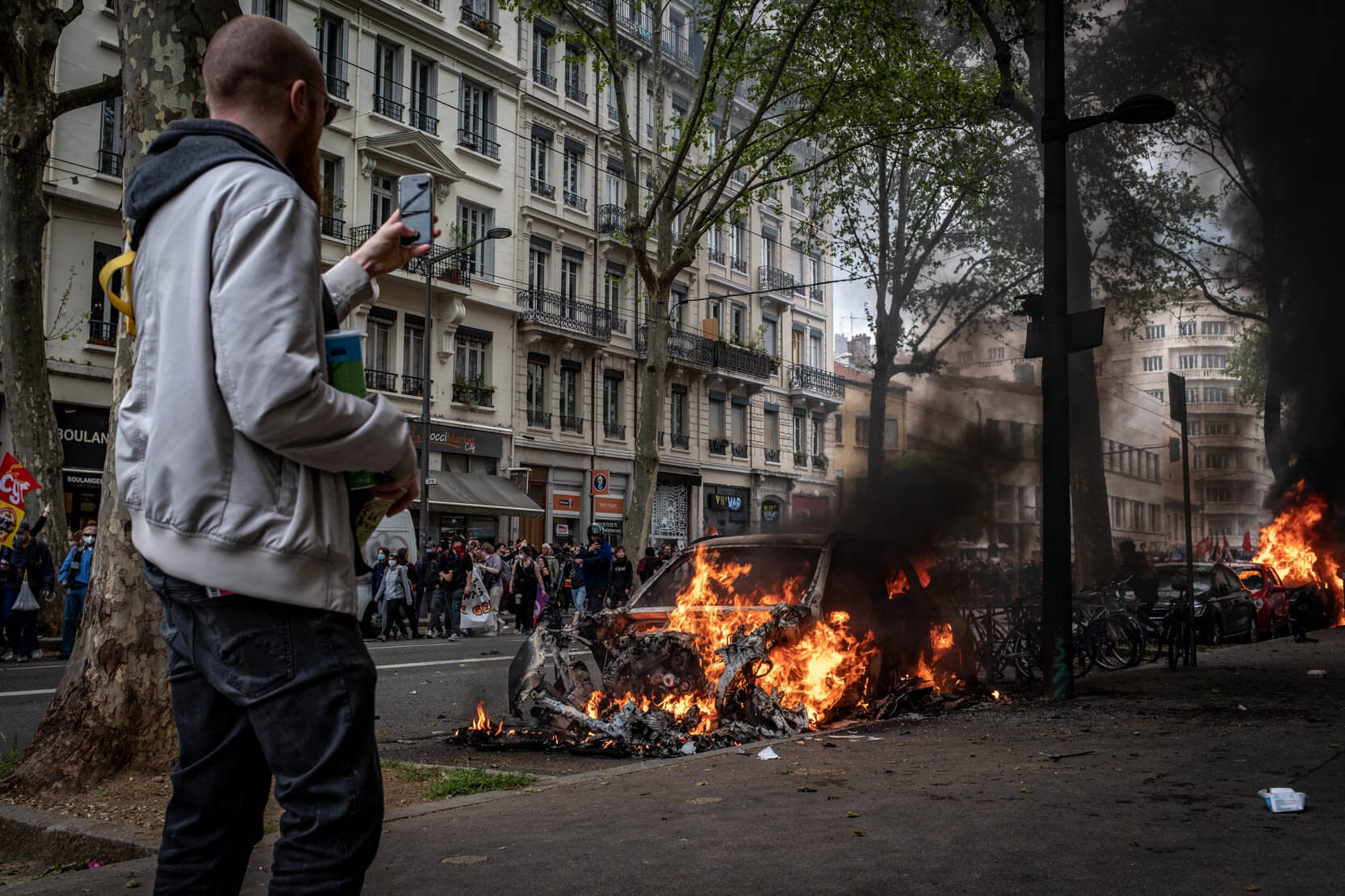 Incendie de deux voitures avenue Jean Jaurès, manifestation du 1er mai 2023.