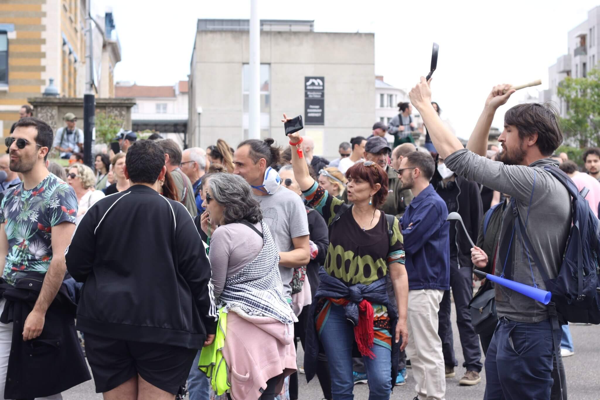 Plusieurs milliers de personnes sont venues accueillir Emmanuel Macron ce lundi 8 mai à Lyon.