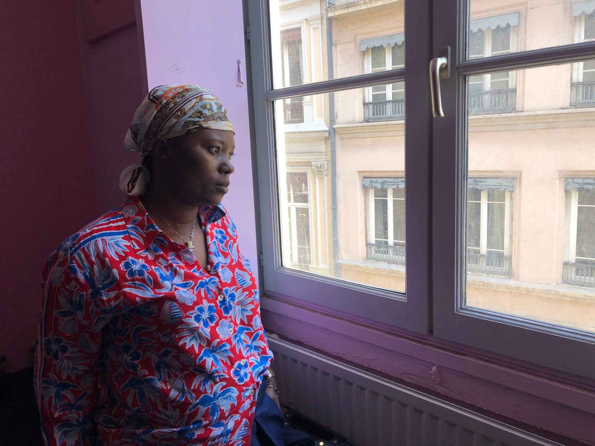 Kady Matondo, face à la fenêtre de son appartement, brisée par une grenade lacrymogène, le 8 janvier 2022 à Lyon. ©MA/Rue89Lyon