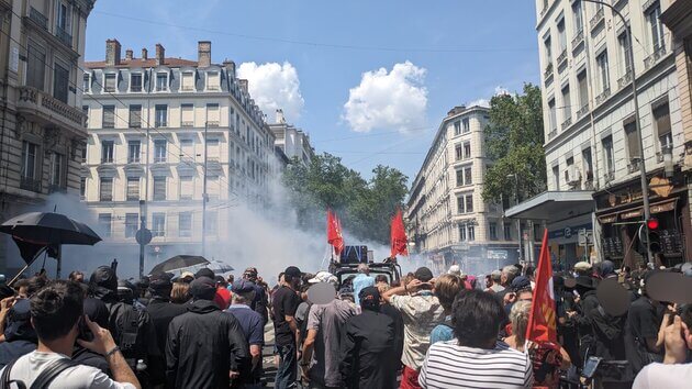 Des manifestants en noir, mélangés à l'intersyndicale, reculent devant les gaz. ©Laure Solé/Rue89Lyon