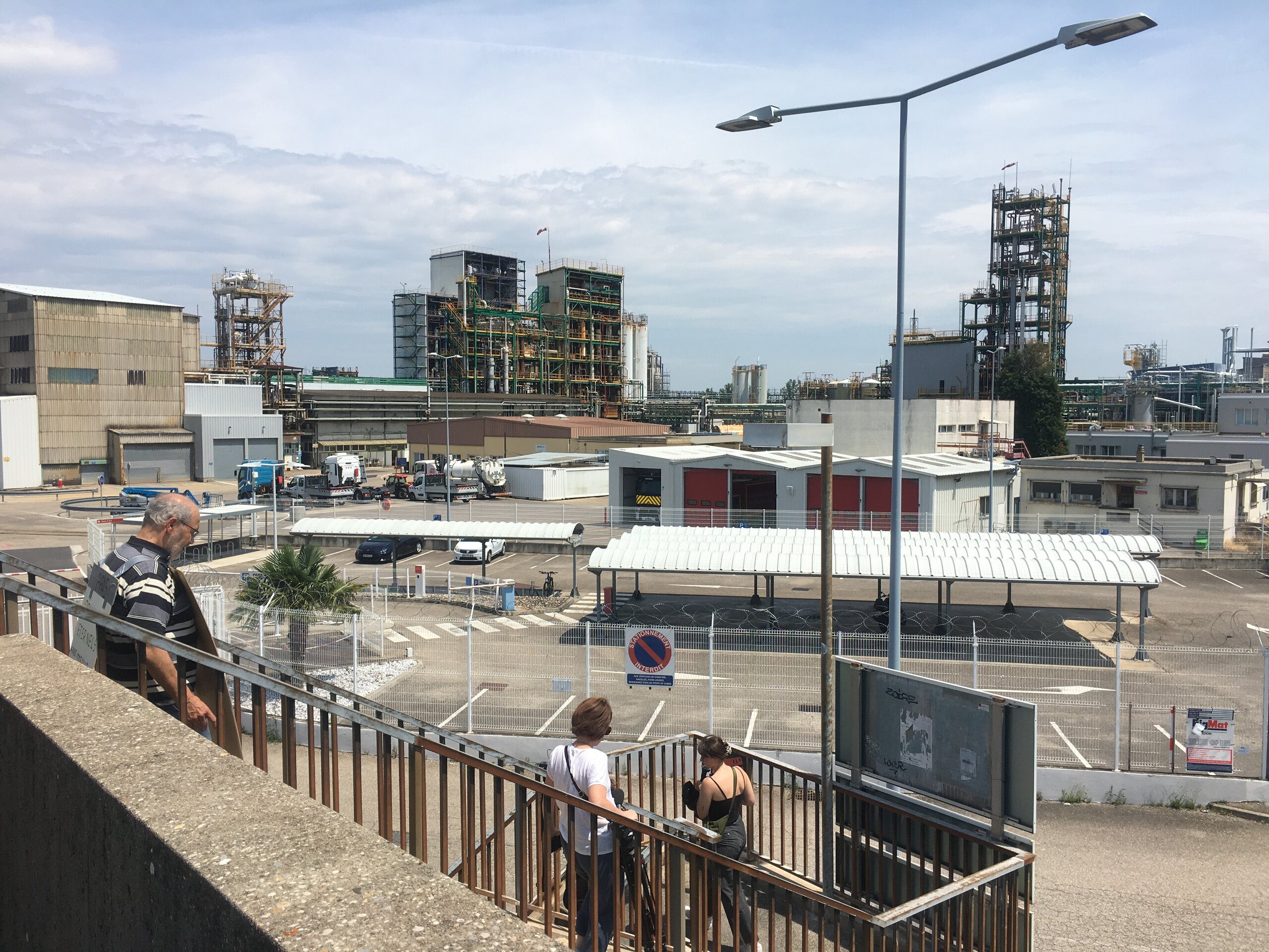 Le site industriel d'Arkema depuis la plateforme de la gare SNCF de Pierre-Bénite, au sud de Lyon.