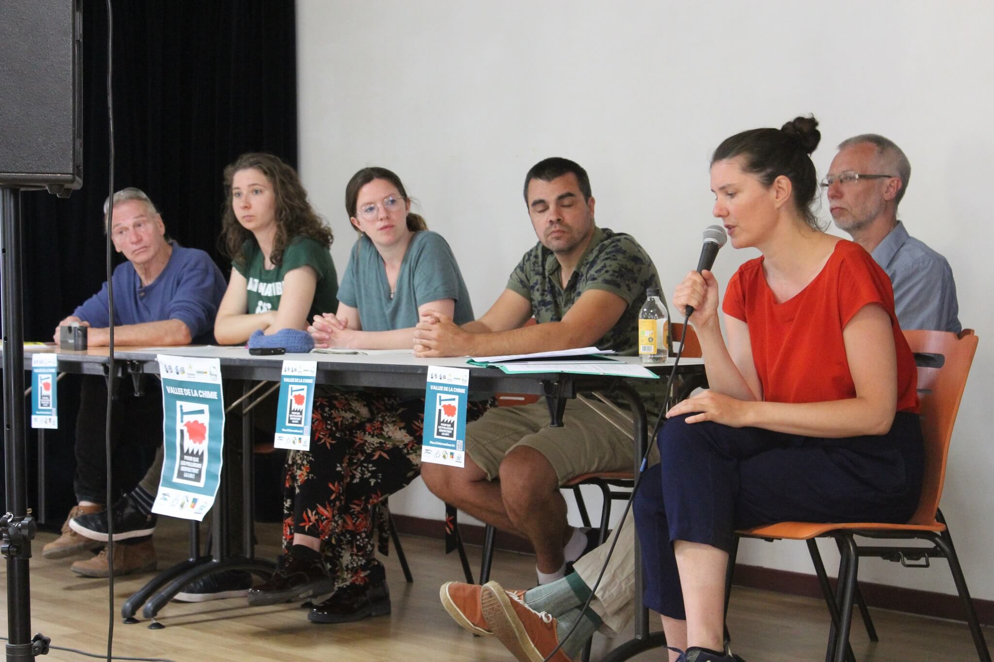 Louise Tschanz, avocate en droit de l'environnement du cabinet Kaizen prend la parole lors de la conférence de presse du lundi 5 juin sur la pollution aux perfluorés à Pierre-Bénite.