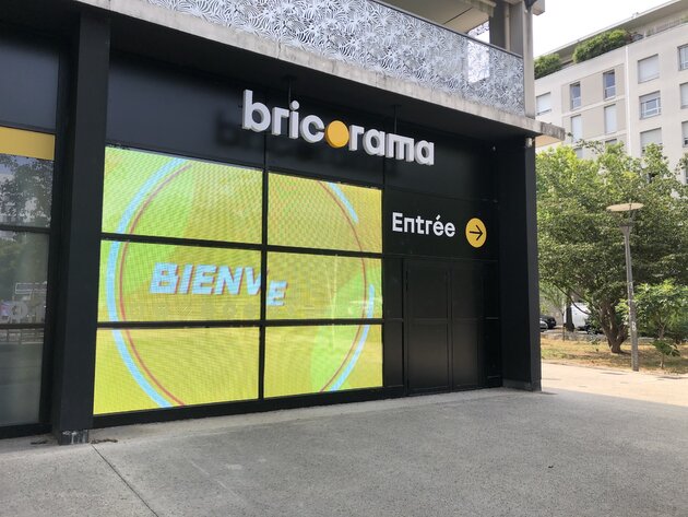 Une enseigne de publicité numérique et animée, qui sera interdite en janvier 2024 selon le nouveau règlement local de la publicité. ©MA/Rue89Lyon