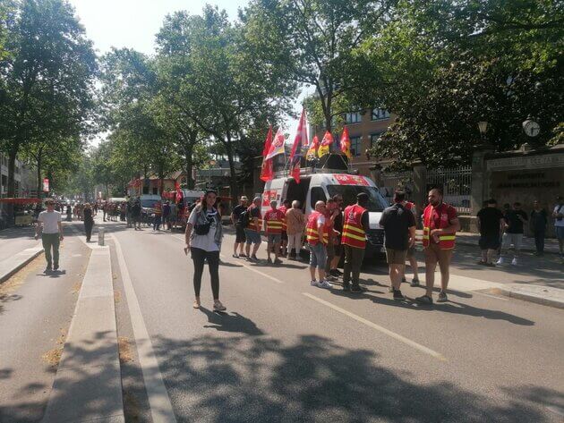 Les manifestants se rassemblent peu à peu, à la Manufacture des Tabacs, pour la manifestation du 6 juin à Lyon. ©Emma Venancie/Rue89Lyon