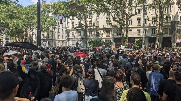 Un cortège de tête dense s'est constitué à la manifestation du 6 juin contre la réforme des retraites à Lyon ©Laure Solé/Rue89Lyon