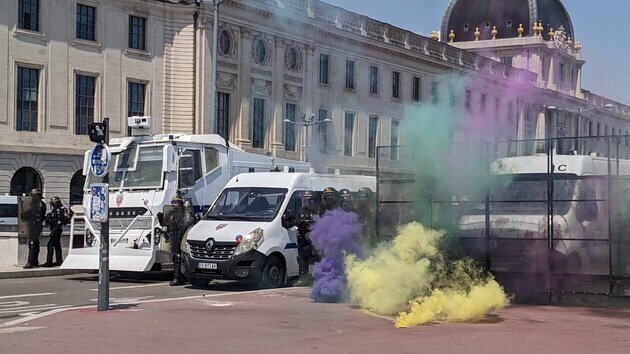 Les canons à eau placés rue de la Barre, le 6 juin à Lyon. ©Laure Solé/Rue89Lyon