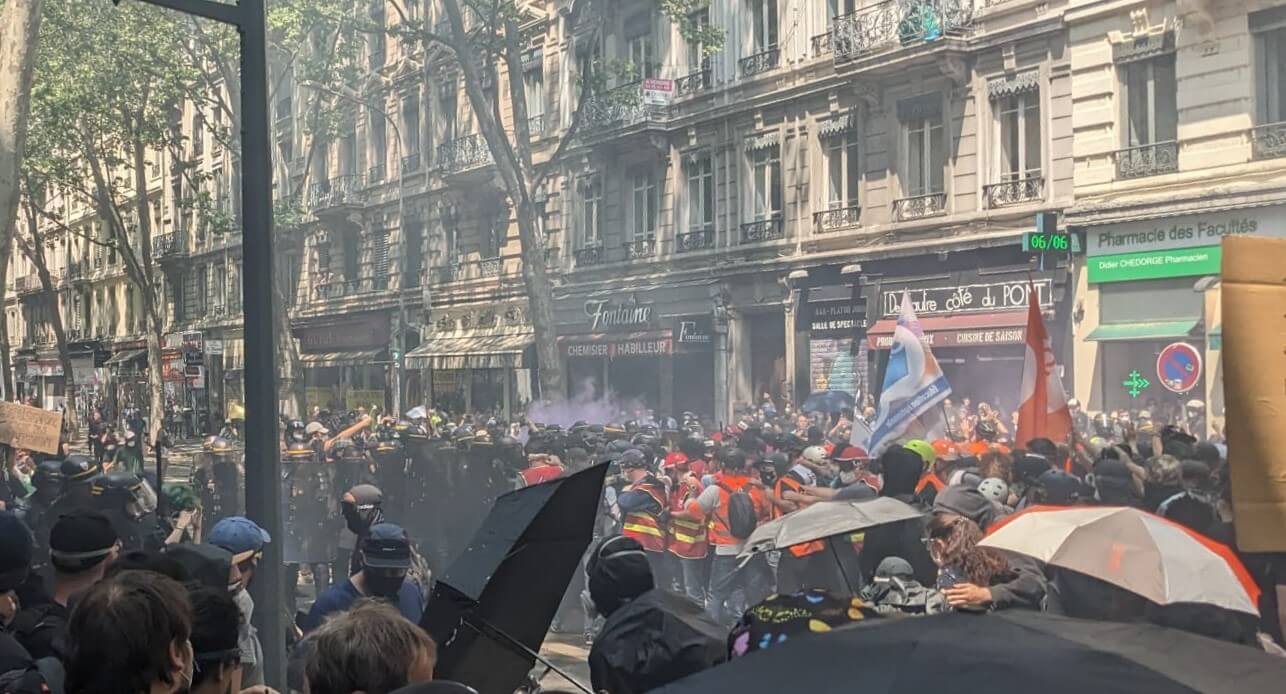 La première charge policière de la manifestation du mardi 6 juin à Lyon, à une centaine de mètres en amont de la place Gabriel Péri (Lyon 3è). La police est au contact du cortège de tête.