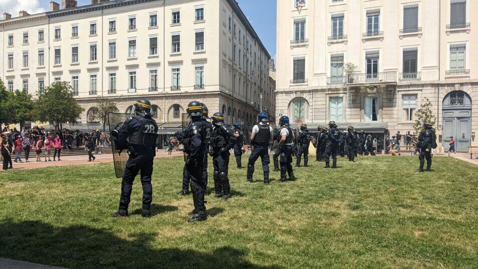 Les forces de l'ordre quelques minutes après avoir matraqué le SO des syndicats, place Antonin Poncet, à la manifestation du 6 juin contre la réforme des retraites à Lyon. ©LS/Rue89Lyon