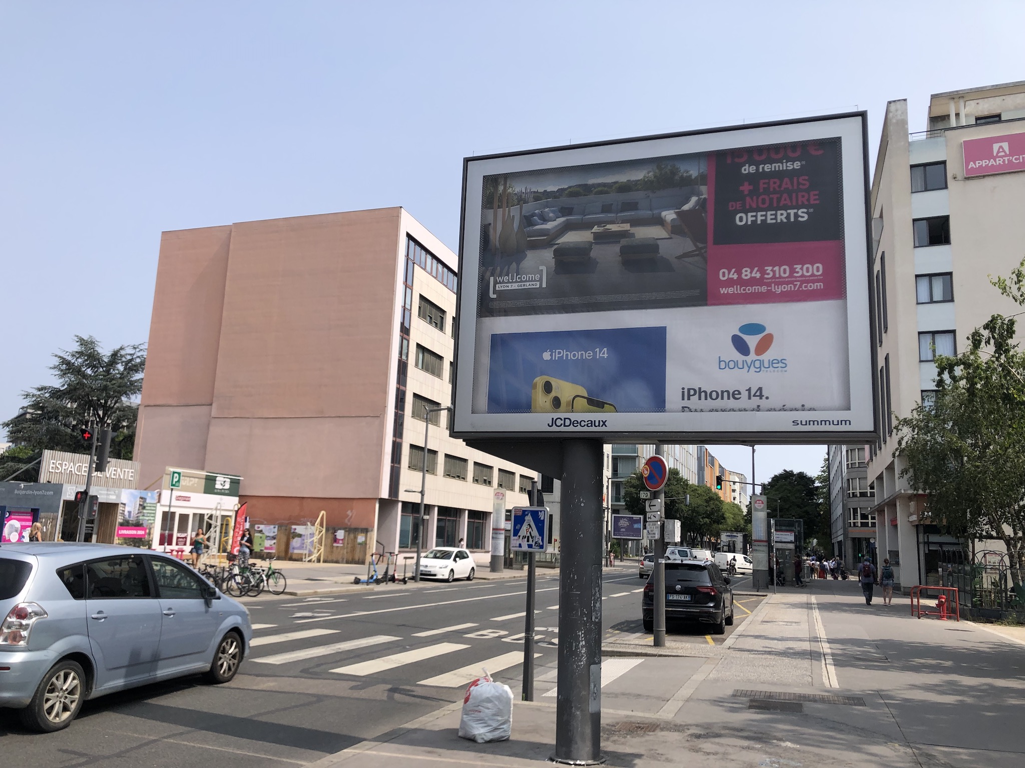 Un panneau de publicité à Lyon 7e