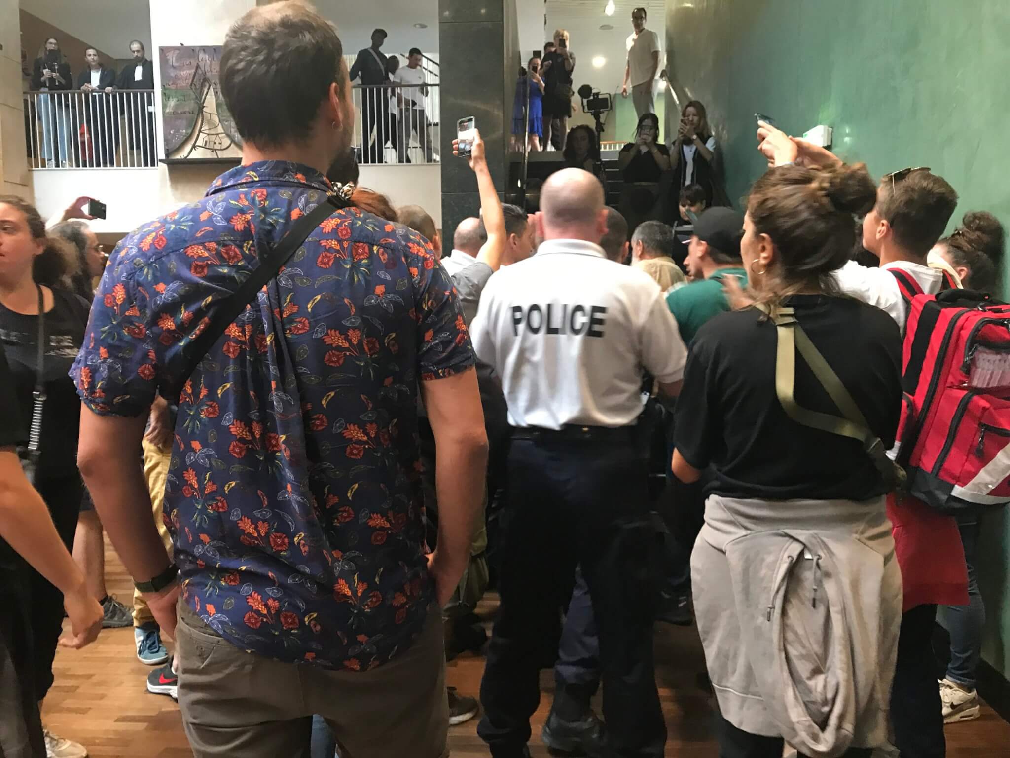 Un homme a été interpelé pour son tee-shirt anti-police lors du procès des émeutes au tribunal de Lyon.