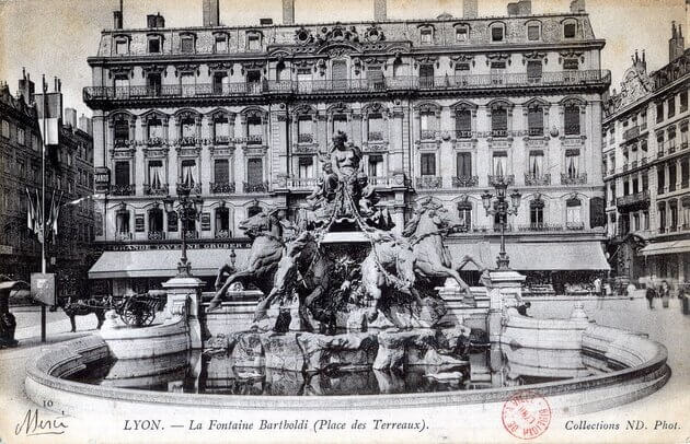 Carte postale à l'image de la Fontaine Bartholdi lorsqu'elle était encore installée en face de l'hôtel de ville. ©Bibliothèque municipale de Lyon