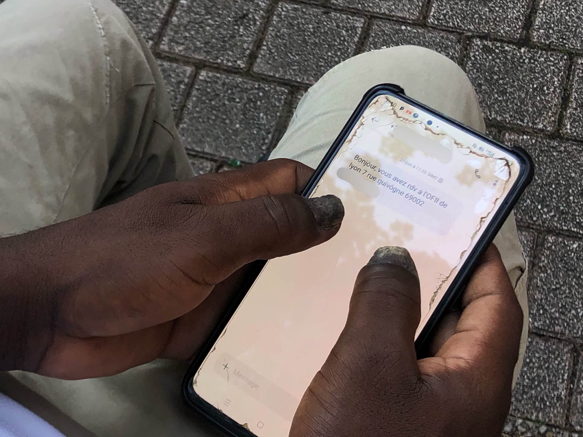 Le sms reçu par Mamadi, demandeur d'asile à Lyon, le convoquant à un rendez-vous pour lui proposer une aide au retour. ©Marie Allenou/Rue89Lyon