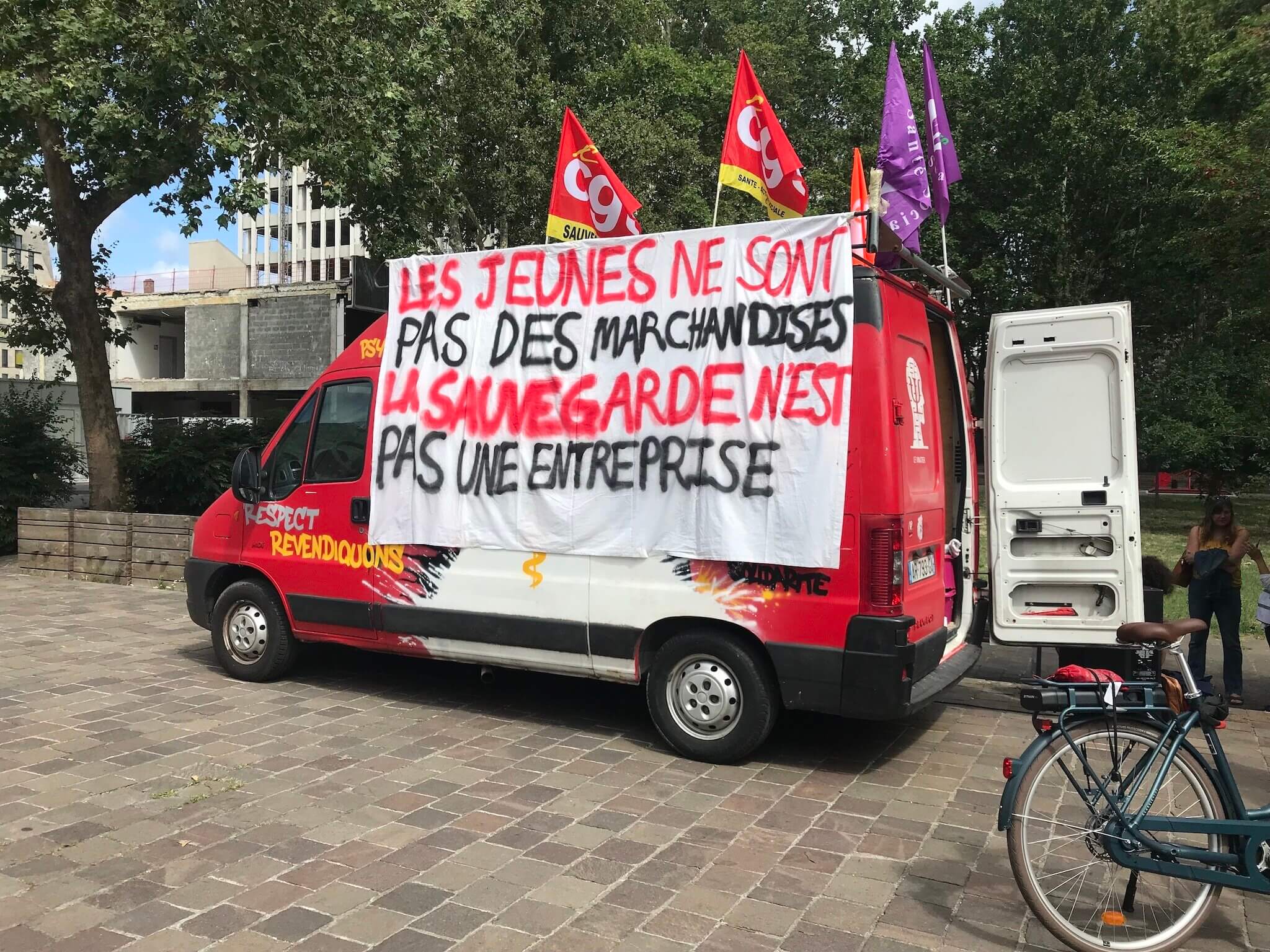 Le 5 juillet, des salarié·es de la Sauvegarde 69 se sont rassemblé·es devant la Métropole de Lyon à l'appel de la CGT, SUD et la CFDT. Une délégation a été reçue.