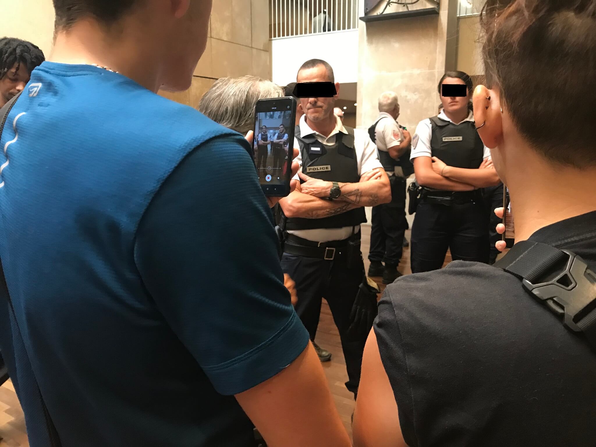 Le 4 juillet, au tribunal de Lyon, un réserviste de la police nationale arborait en guise de tatouage des symboles qu'affectionne la mouvance néonazie. ©OM/Rue89Lyon