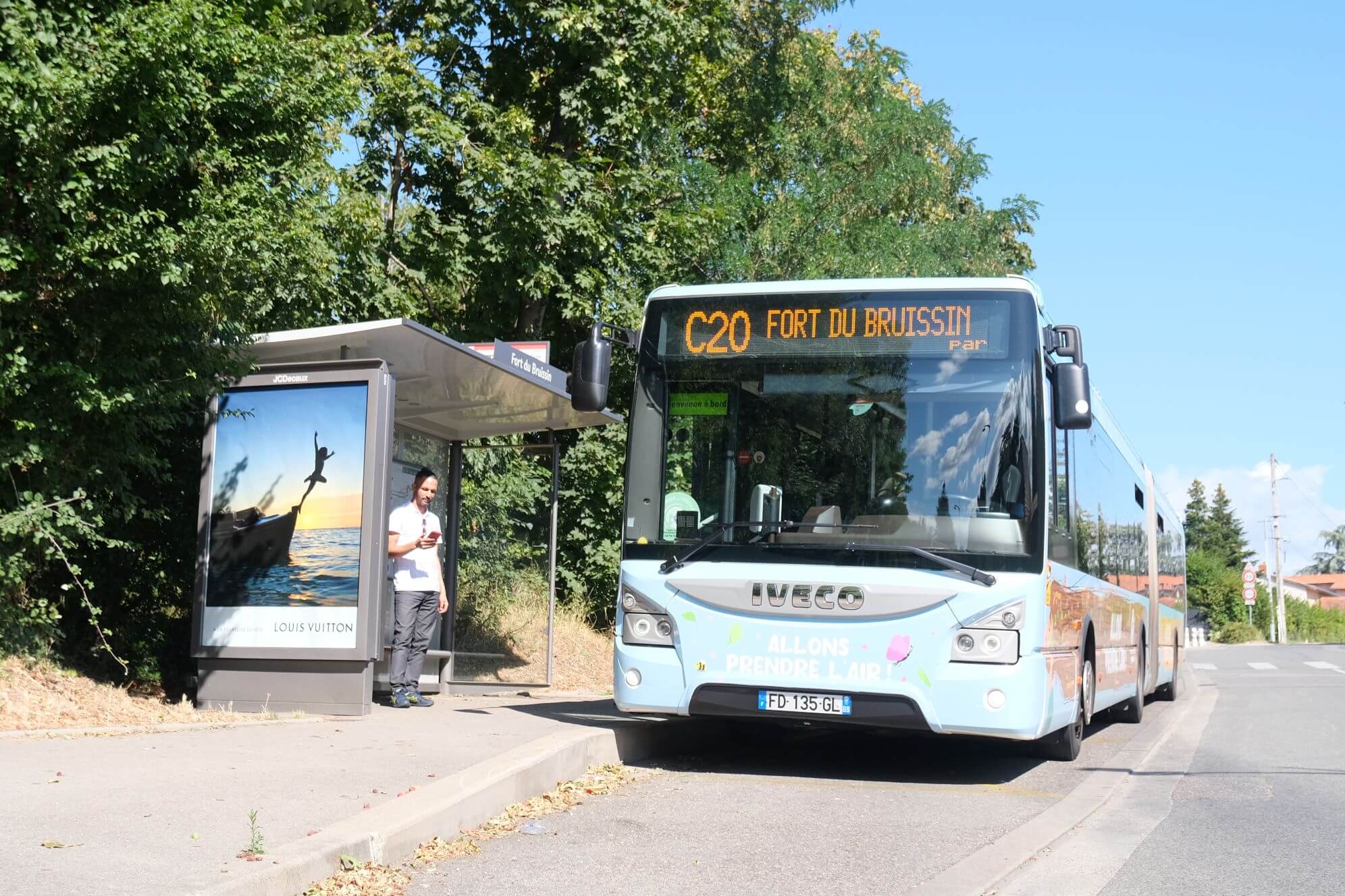 À nous le périple du C20, un bus qui se hisse jusqu'au fort du Bruissin, à Francheville, en toute tranquillité. Laissant ses passager·es goûter à la quiétude de quartiers aux airs de village, et à l'abondance de certains faubourgs. ©LS/Rue89Lyon