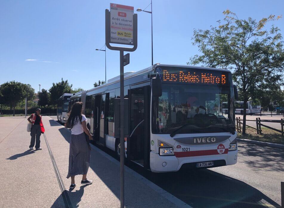 À Lyon, dans le bus relais du métro B, entre lassitude et résignation