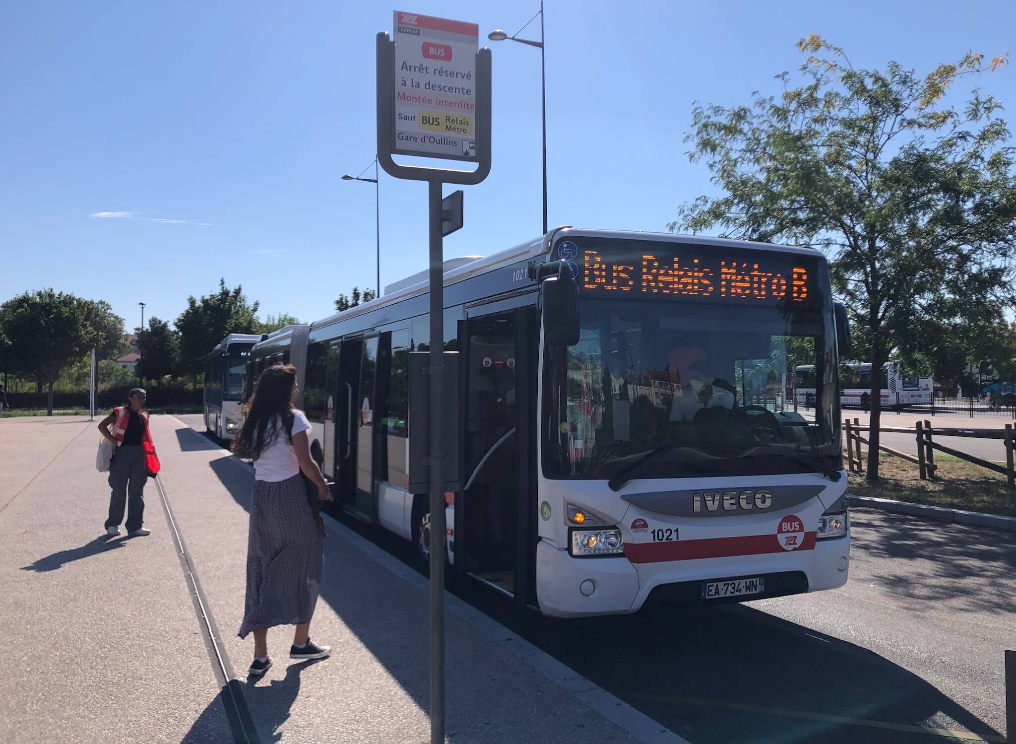 Le bus relais du métro B, stationné à la gare d'Oullins, direction la gare Part-Dieu à Lyon. ©MA/Rue89Lyon