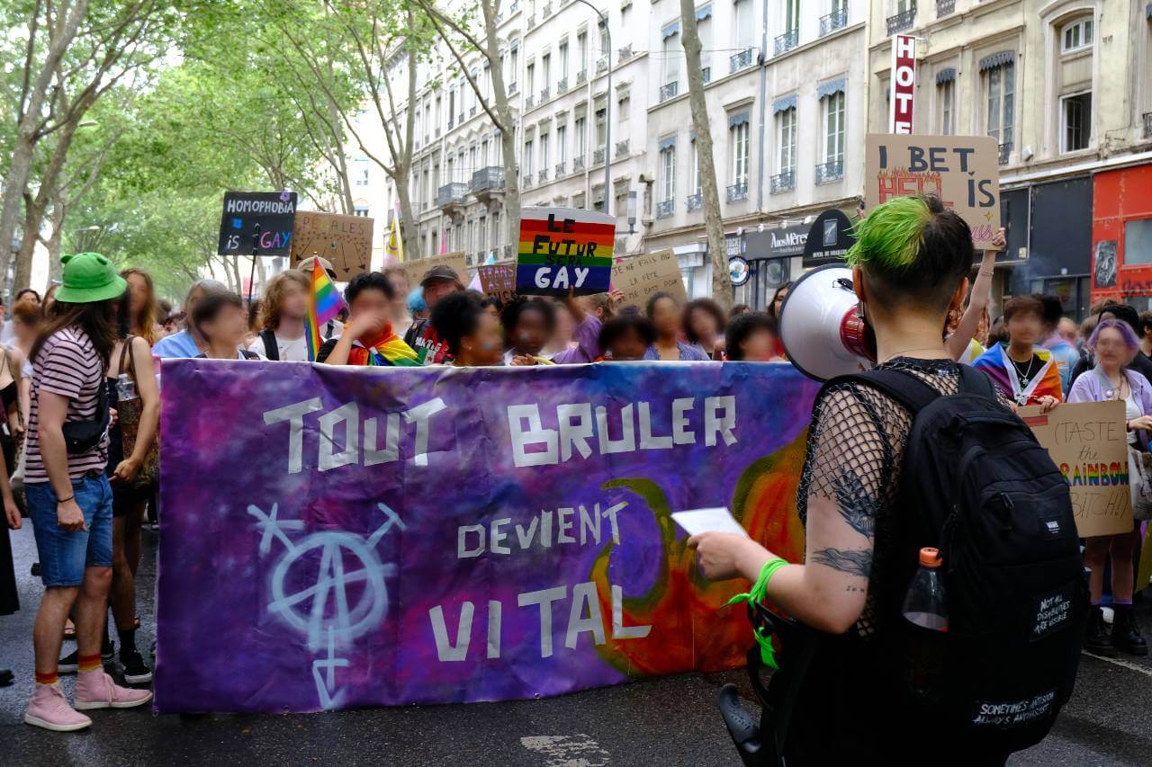 Fermant les cortèges en non-mixité choisie LGBTI+ à Lyon, le cortège queer revendicatif. ©LS/Rue89Lyon