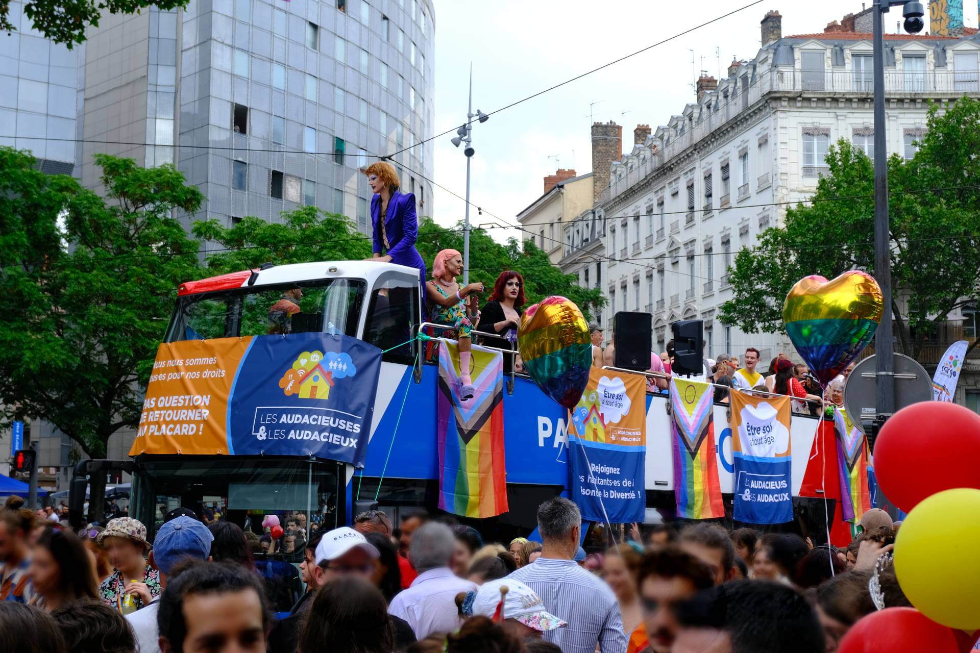 Le bus des audacieux et des audacieuses dans le cortège mixte à la marche des fiertés LGBTI+ de Lyon. ©LS/Rue89Lyon