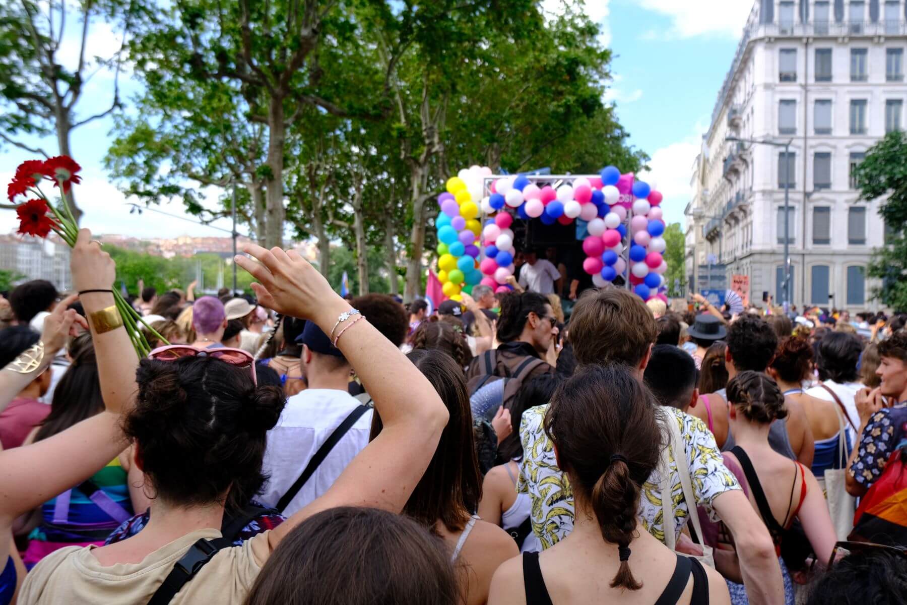 Le cortège mixte, dansant au rythme d'un des seuls chars de la marche des fiertés 2023. ©LS/Rue89Lyon