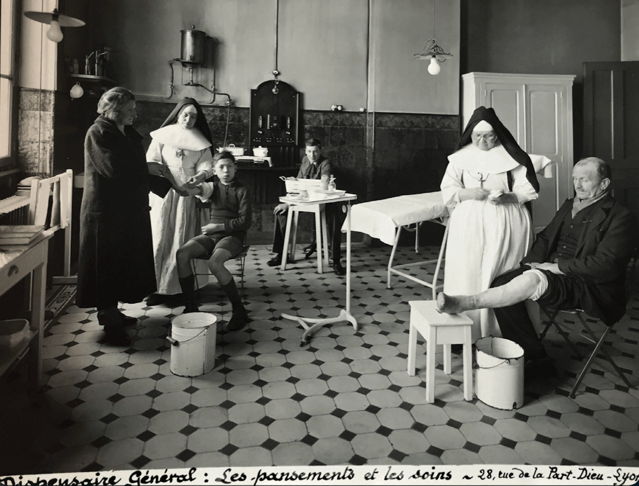 Les soeurs promulguaient les premiers soins au Dispensaire Général de Lyon. ©FDGL