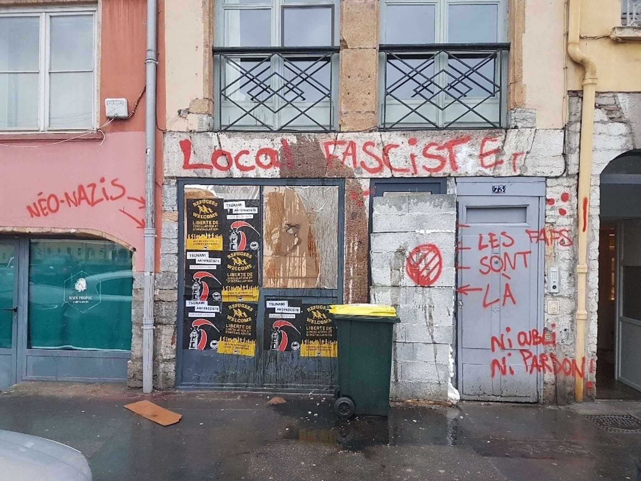 Le local du Bastion social, groupuscule d' extrême droite, à Lyon, le lendemain de l'attaque revendiquée par les antifas de la Gale en avril 2018. ©DR