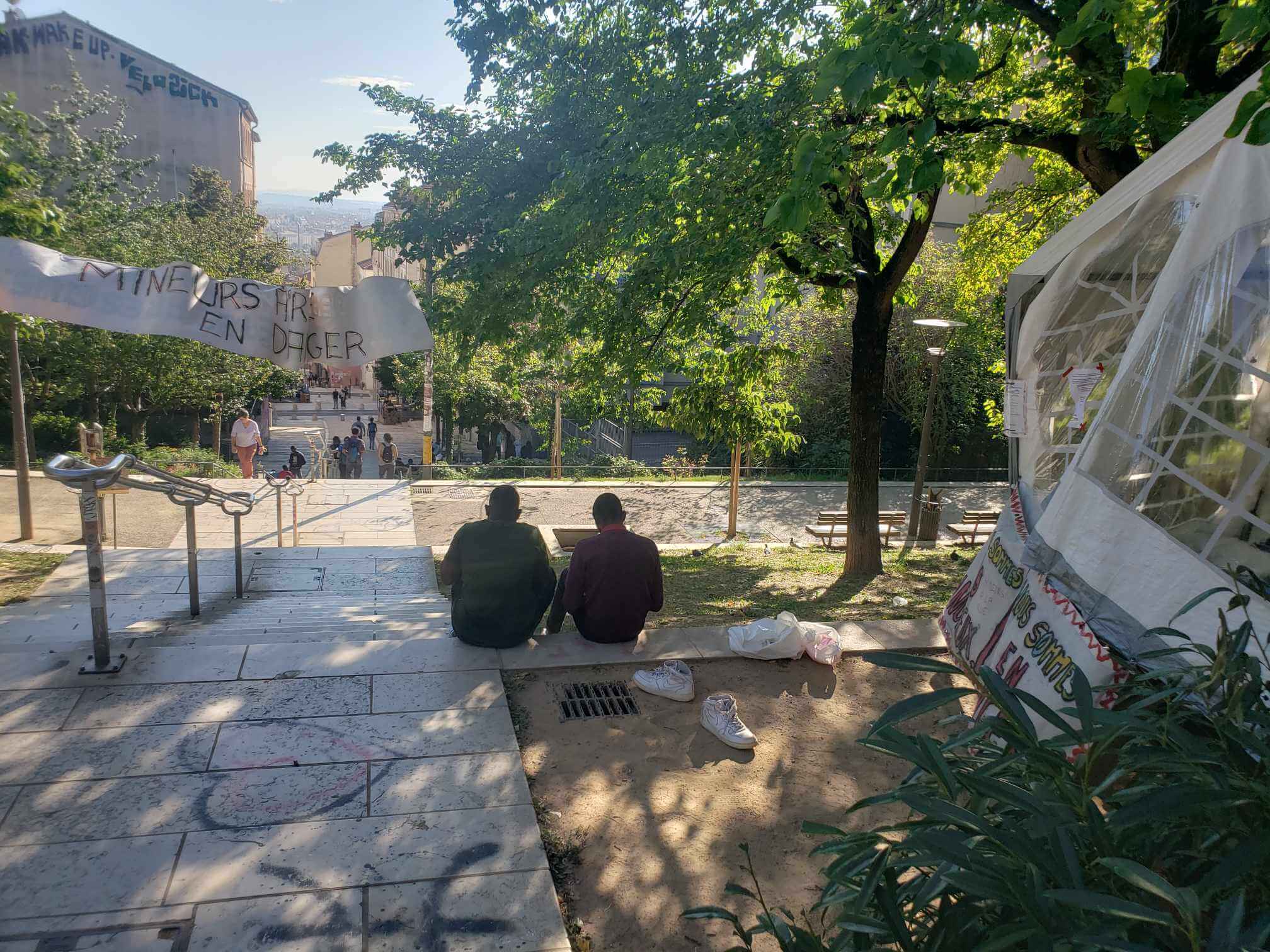 En attente d'être mis à l'abri, les mineurs isolés étrangers patientent dans les jardins de la montée de la Grande Côte. ©MH/Rue89Lyon