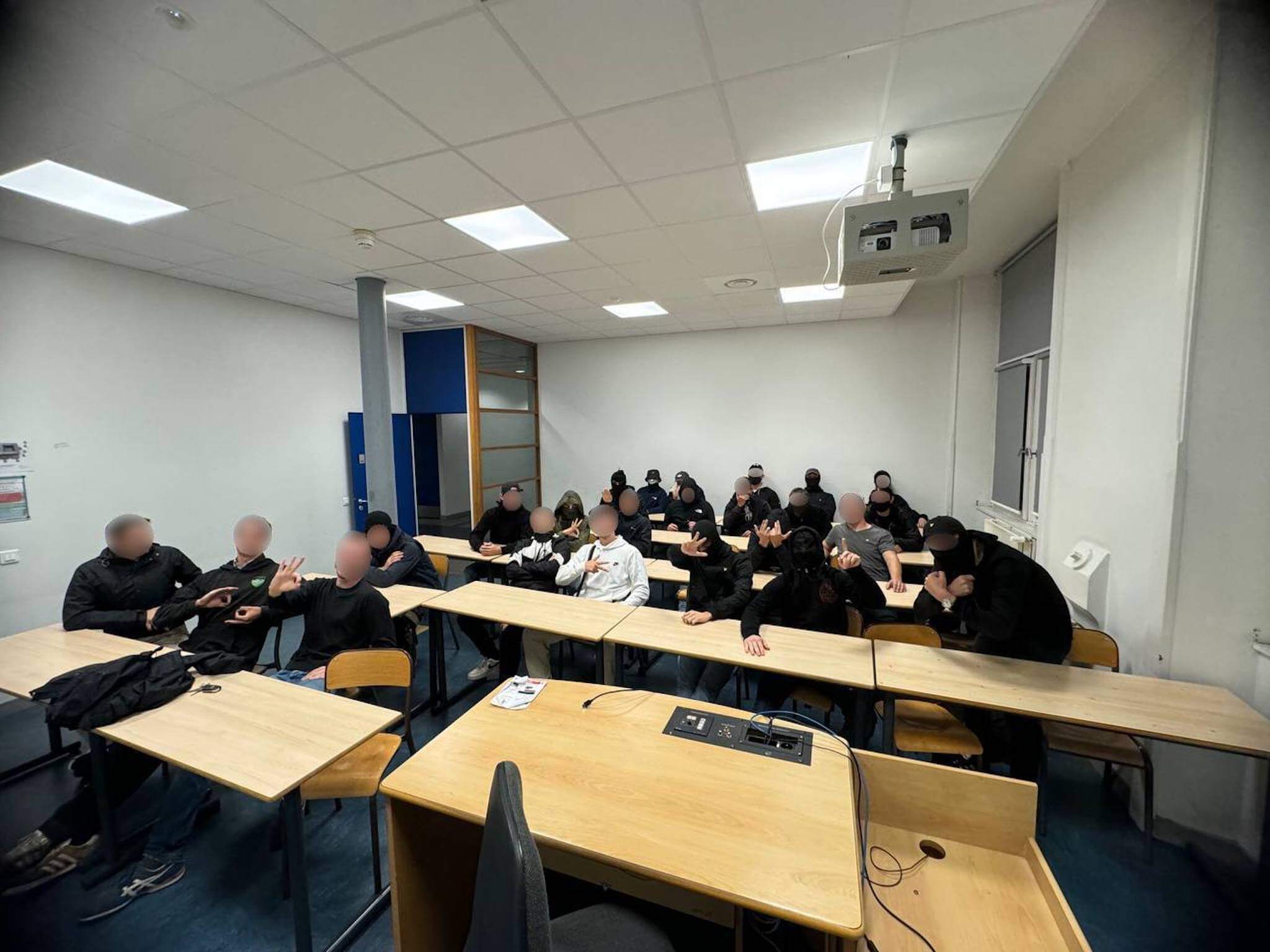 La photo de revendication postée sur Ouest Casual, après l'intrusion de 20 militants d'extrême droite dans l'Université Lyon 3. ©Ouest Casual
