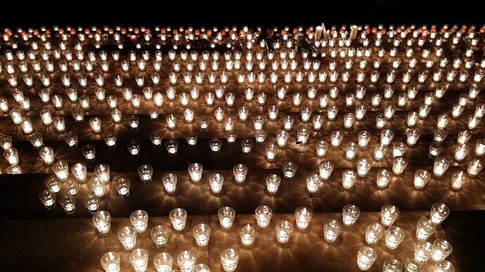 Des bougies déposés place des Terreaux à Lyon. Image d'archive. ©Rue89Lyon