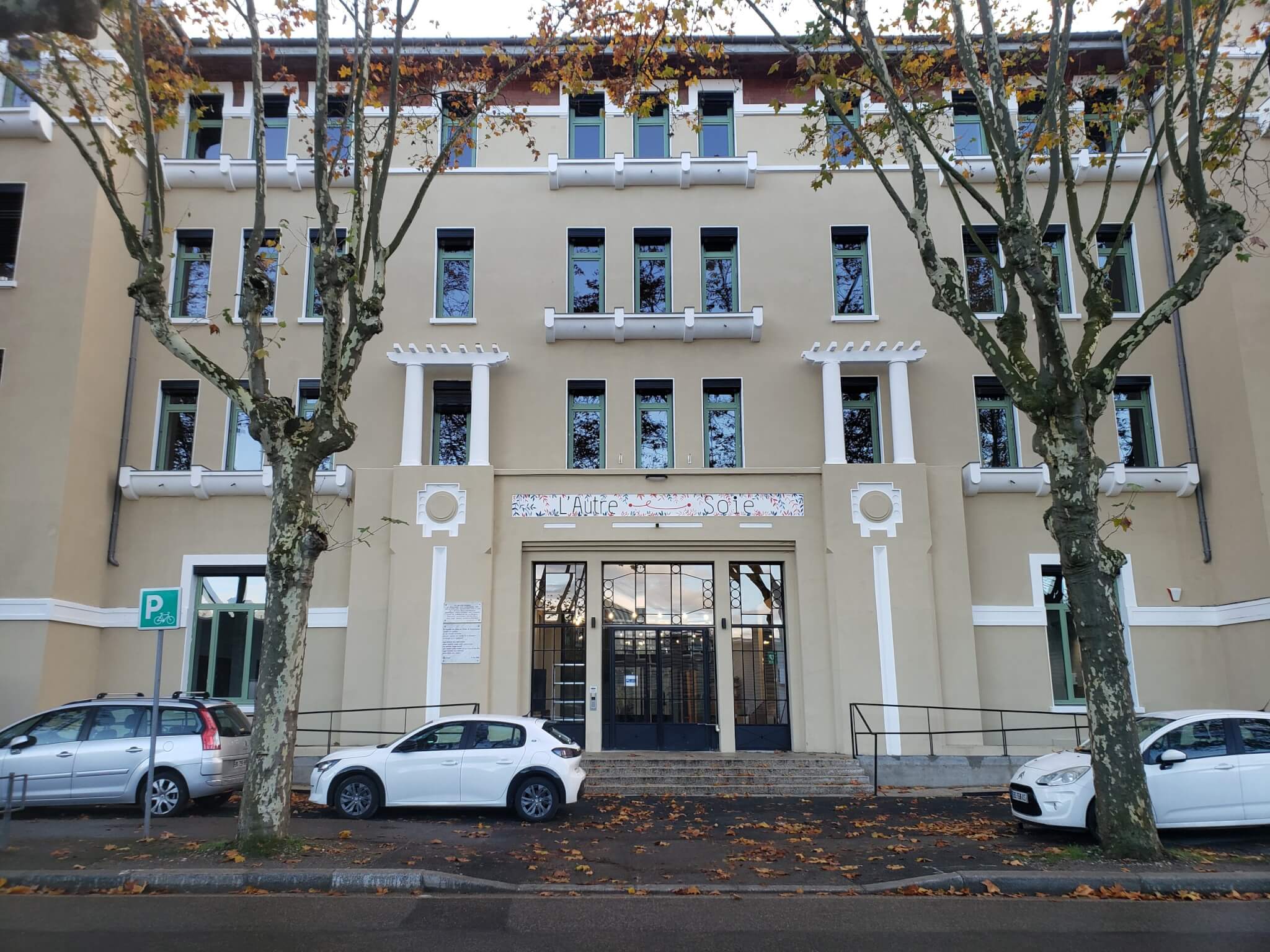 La façade de l'ancien foyer Jeanne d'Arc entouré de platanes "d'origine".