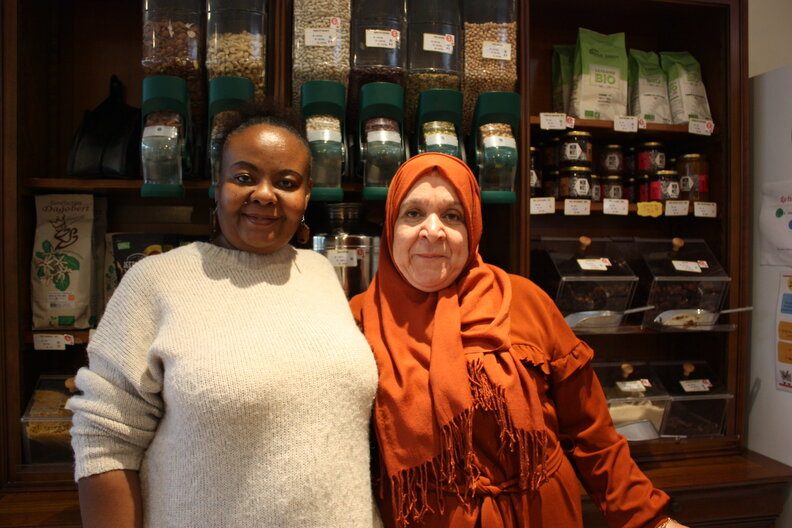 Nadège Maxi et Aifa Hafiza devant les étals de la Maison engagée solidaire de l'alimentation. ©MA/Rue89Lyon