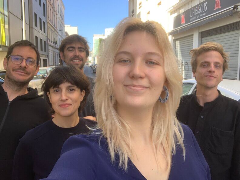 Les deux fondateurs, Laurent Burlet et Dalya Daoud (à gauche), avec les trois journalistes qui ont repris Rue89Lyon.