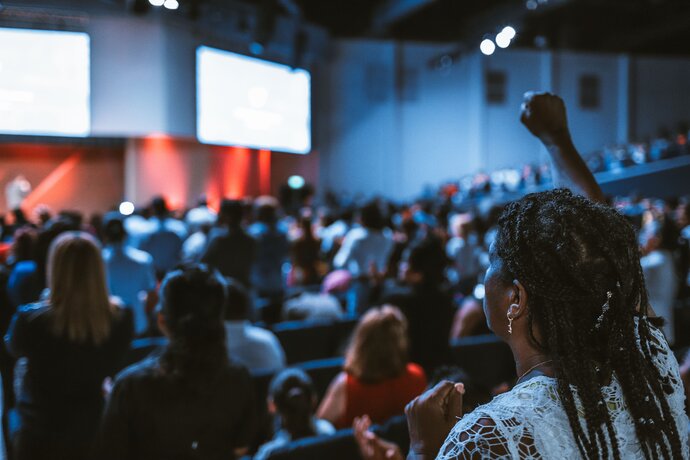 Une dizaine de conférences sont organisées tout au long de la journée, le 12 novembre à Villeurbanne, dans le cadre des Forums sociaux antifascistes. Image d'illustration de conférence. ©Luis Quintero/Pexels