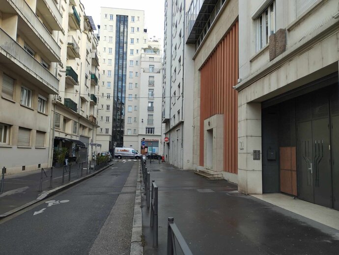 Rue Malherbe, la pizzeria qui fait face à la synagogue a été victime de tags antisémites découverts le 5 novembre. ©Marie Albessard/Rue89Lyon