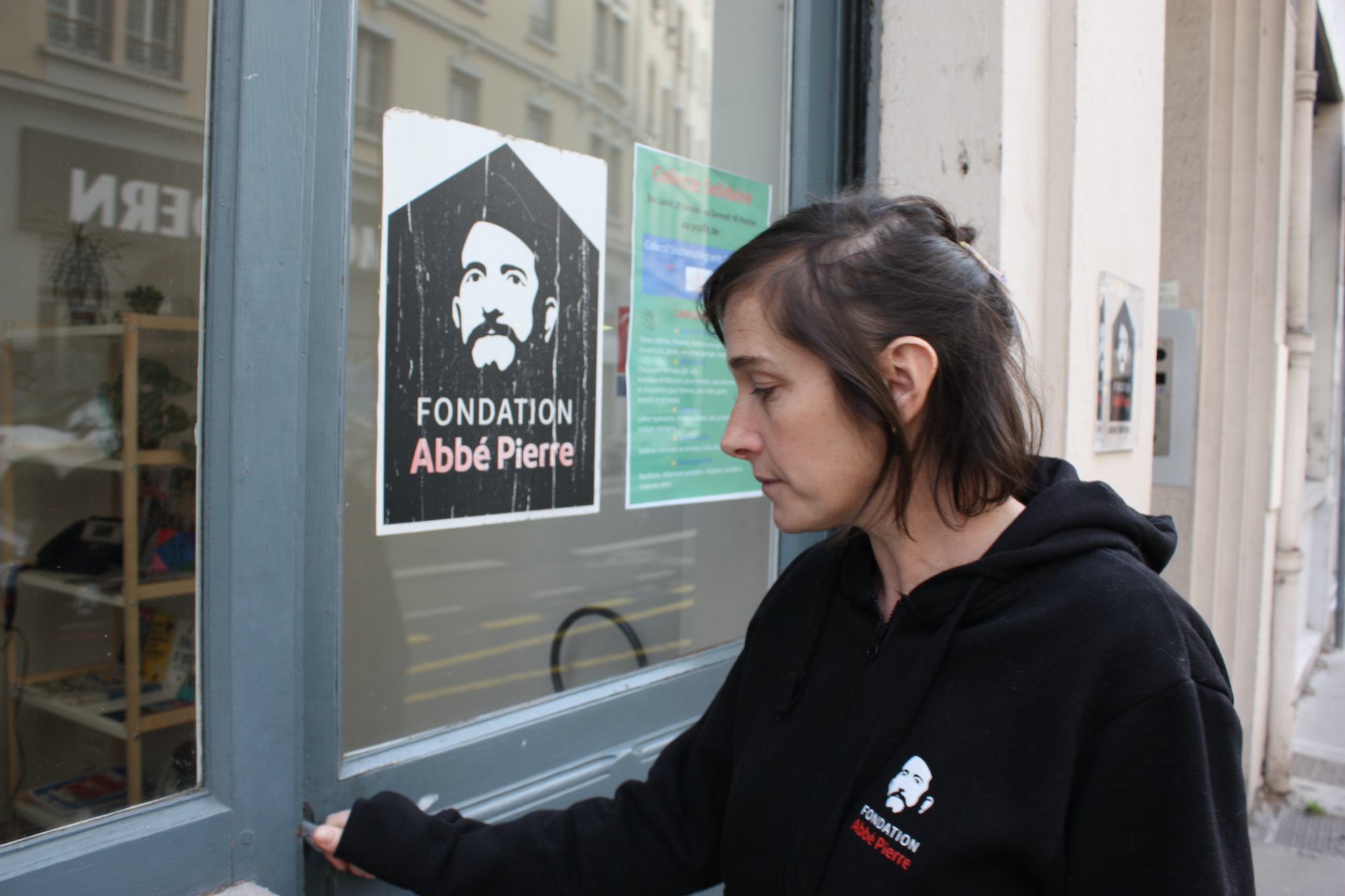 Véronique Gilet, directrice régionale de la Fondation Abbé Pierre, à l'entrée de leurs locaux à Lyon. ©MA/Rue89Lyon