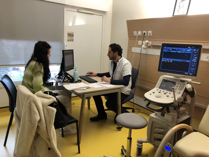Charles-André Philip, chirurgien-gynécologue du service, en consultation avec une patiente à l'hôpital de jour endométriose, à Bron. ©MA/Rue89Lyon
