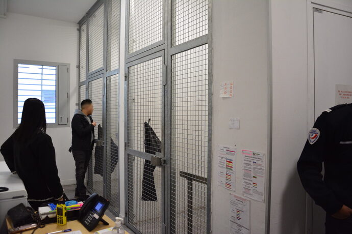 Le Centre de rétention administrative 2 de Lyon, aux airs de prison, peut accueillir jusqu'à 140 retenus étrangers. ©Pierre Lemerle/Rue89Lyon