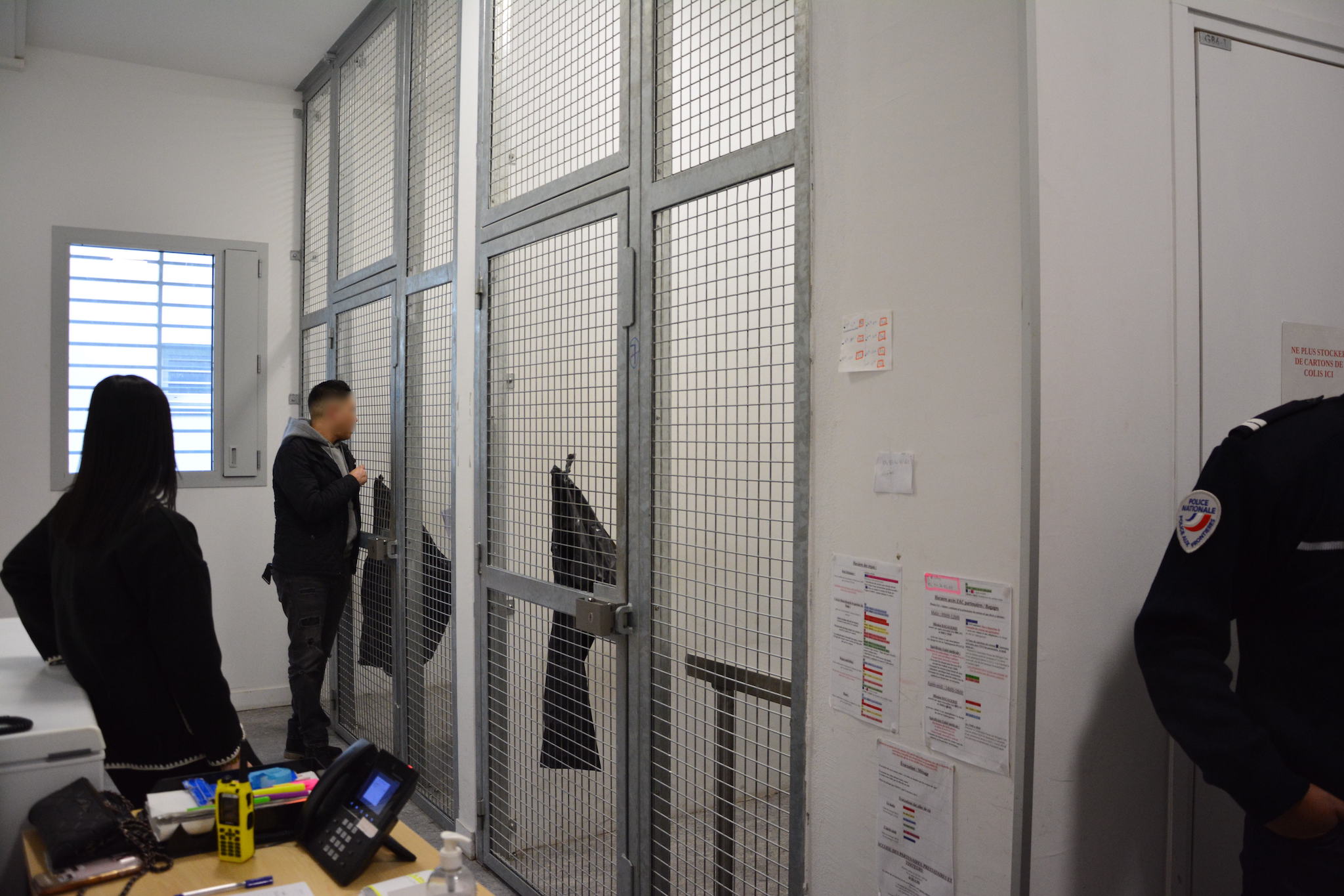 Le Centre de rétention administrative 2 de Lyon, aux airs de prison, peut accueillir jusqu'à 140 retenus étrangers. ©Pierre Lemerle/Rue89Lyon