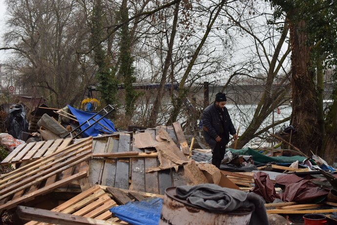 Au bord du fleuve, la "machine" ratisse les débris des anciennes "baraques" ©LC/Rue89Lyon