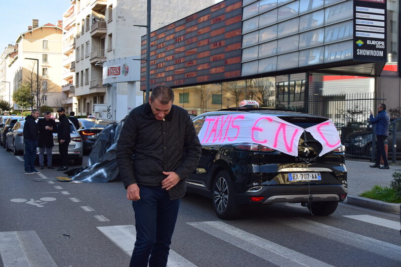 Manifestation des chauffeurs de taxis devant la CPAM à Villeurbanne le 29 janvier 2024©Laury Caplat/Rue89Lyon