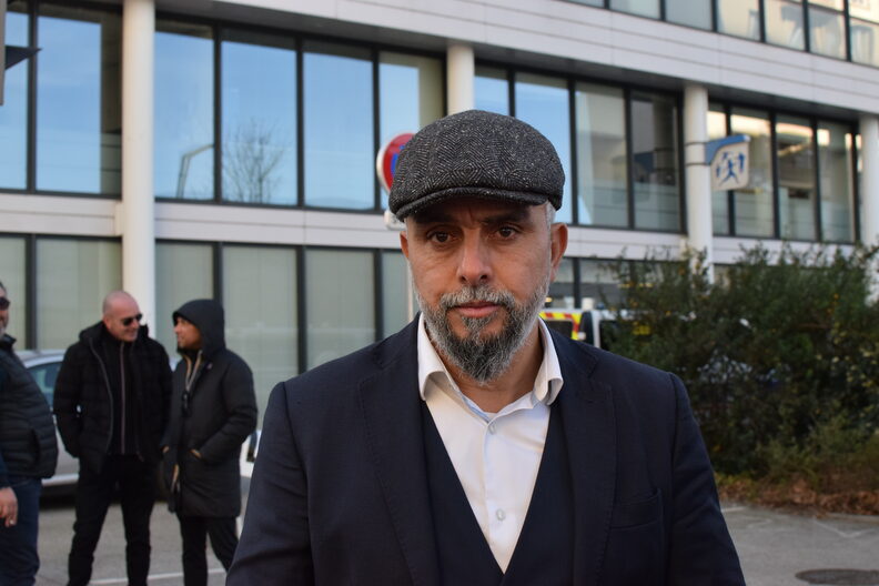 Abdelatif Grine, vice- Président de la FNTI69 (Formation Nationale Taxis Indépendants) manifeste devant la CPAM à Villeurbanne, le 29 janvier 2024 ©Laury Caplat/Rue89Lyon