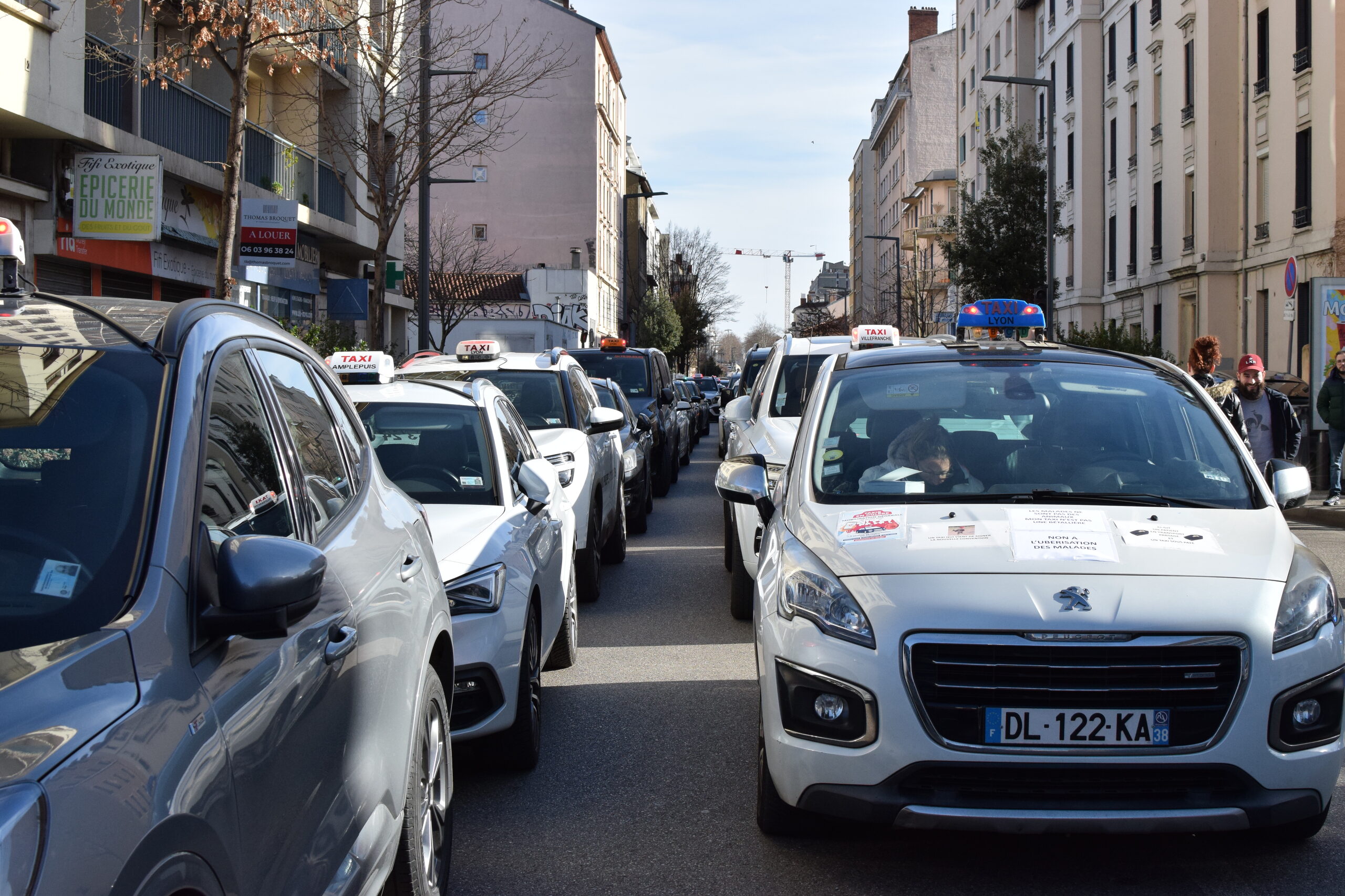 Opération escargot par les chauffeurs de taxis devant la CPAM à Villeurbanne le 29 janvier 2024 ©Laury Caplat/Rue89Lyon
